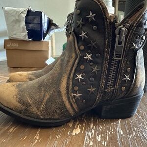 Circle g booties rustic